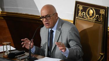El presidente de la ilegítima Asamblea Nacional, Jorge Rodríguez, pronuncia un discurso durante la primera sesión, en Caracas, el 7 de enero de 2021. El oficialismo venezolano tomó el control del Parlamento venezolano el martes 5 de enero, y está enfocado a los dos años de liderazgo del opositor Juan Guaidó, que intenta mantener el Congreso legítimo con el apoyo de Estados Unidos y otros aliados internacionales. El presidente de la ilegítima Asamblea Nacional, Jorge Rodríguez, pronuncia un discurso durante la primera sesión, en Caracas, el 7 de enero de 2021. El oficialismo venezolano tomó el control del Parlamento venezolano el martes 5 de enero, y está enfocado a los dos años de liderazgo del opositor Juan Guaidó, que intenta mantener el Congreso legítimo con el apoyo de Estados Unidos y otros aliados internacionales.