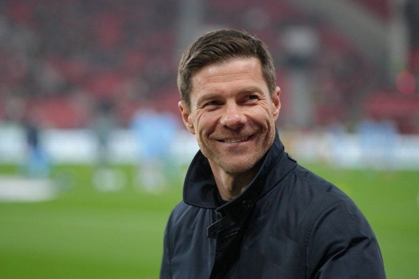 El director técnico español del Bayer Leverkusen, Xabi Alonso, sonríe antes de la celebración de un partido de la Bundesliga, el 28 de marzo de 2025.