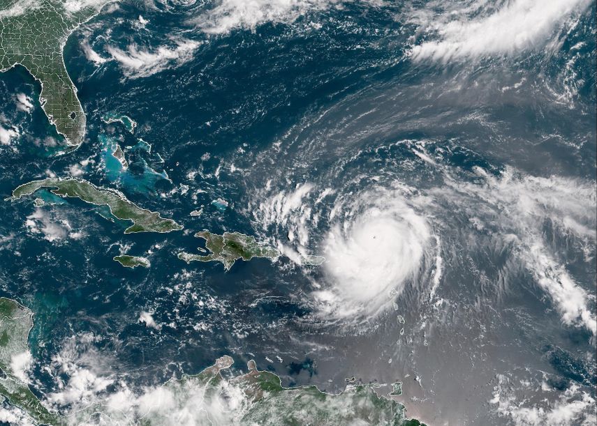 Esta imagen satelital, proporcionada por la Administración Nacional Oceánica y Atmosférica (NOAA), muestra la formación del huracán Erin en el océano Atlántico el 16 de agosto de 2025.