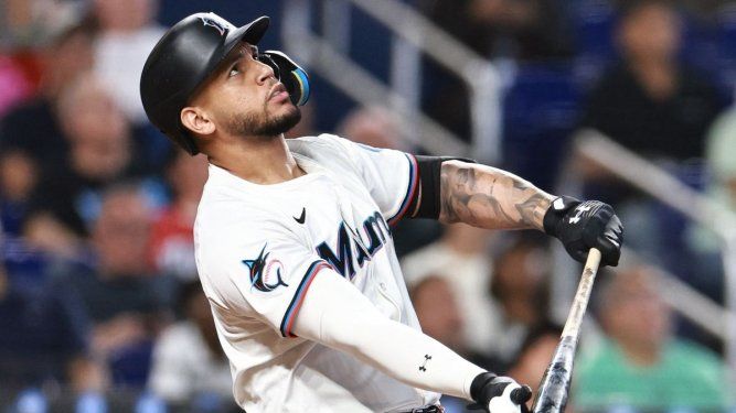 &nbsp;Agustín Ramírez #50 de los Marlins de Miami observa un elevado durante la sexta entrada contra los Padres de San Diego en el Loan Depot Park el 23 de julio de 2025 en Miami, Florida.&nbsp;