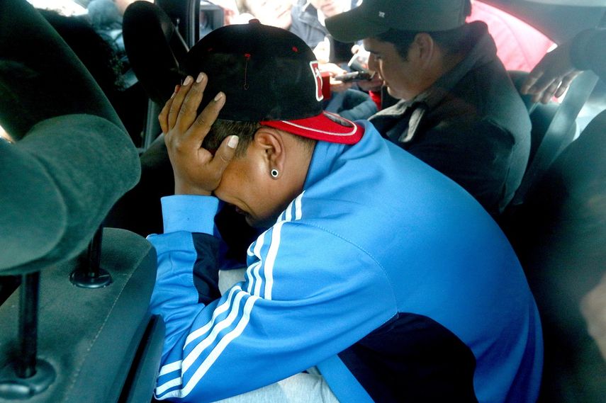 Uno de los familiares de los tripulantes del submarino ARA San Juan reacciona con lágrimas tras conocer que la Armada Argentina no continuará con las operaciones de rescate del equipo a bordo del sumergible.