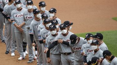 Los jugadores de los Hanwha Eagles con mascarillas previo al inicio de un juego de la liga de b&eacute;isbol de Corea del Sur contra los SK Wyverns en Incheon, el marts 5 de mayo de 2020.&nbsp;