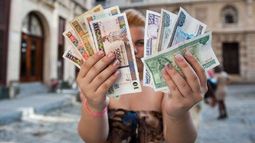 El régimen cubano quiere que la unificación de las dos monedas sirva para darle valor al peso cubano como moneda nacional, pero la unificación se viene demorando desde que se anunció hace varios años.