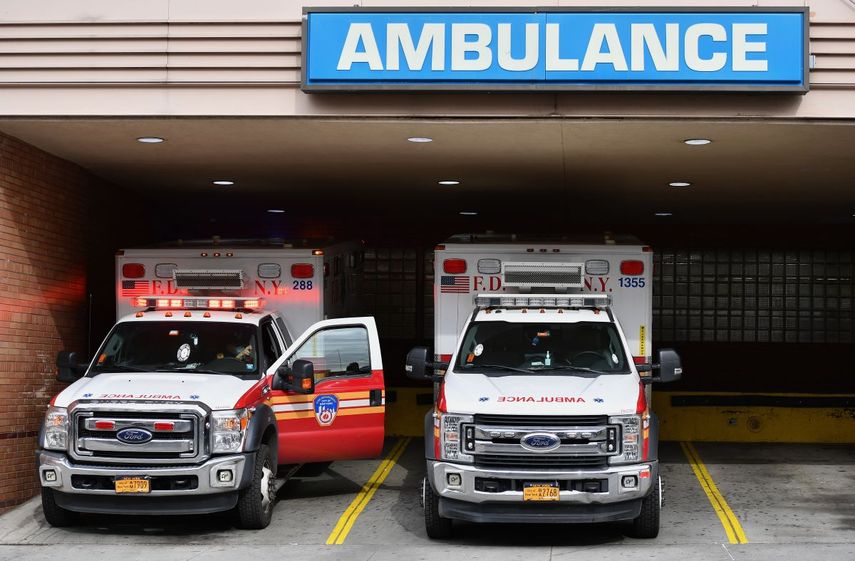 En Nueva York personal m&eacute;dico traslad&oacute; los cad&aacute;veres del Centro M&eacute;dico Wyckoff Heights a un cami&oacute;n refrigerado, 7 de abril de 2020.