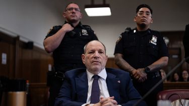 El exproductor de cine de Hollywood Harvey Weinstein comparece ante el Tribunal Penal de Manhattan durante el nuevo juicio por violación y agresión sexual en la ciudad de Nueva York el 1 de mayo de 2025.
