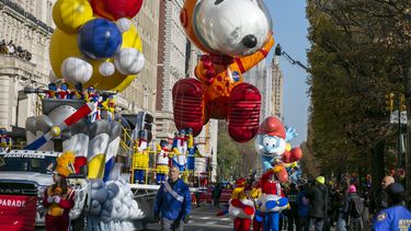 En esta imagen de archivo, un globo con forma de Snoopy astronauta en Central Park Oeste, en Nueva York, durante el desfile del Día de Acción de Gracias de Macys, el 24 de noviembre de 2022.