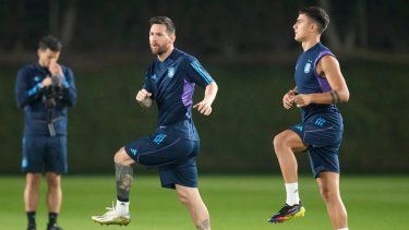 Lionel Messi y Paulo Dybala (derecha) durante un entrenamiento de Argentina en el Mundial, el martes 29 de noviembre de 2022 en Doha, Catar.&nbsp;