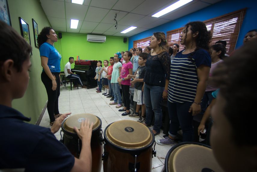 La directora de Música&nbsp;en los barrios, Reyna Somarriba, de 37 años, imparte clases de coro a niños inscritos en el programa.&nbsp;