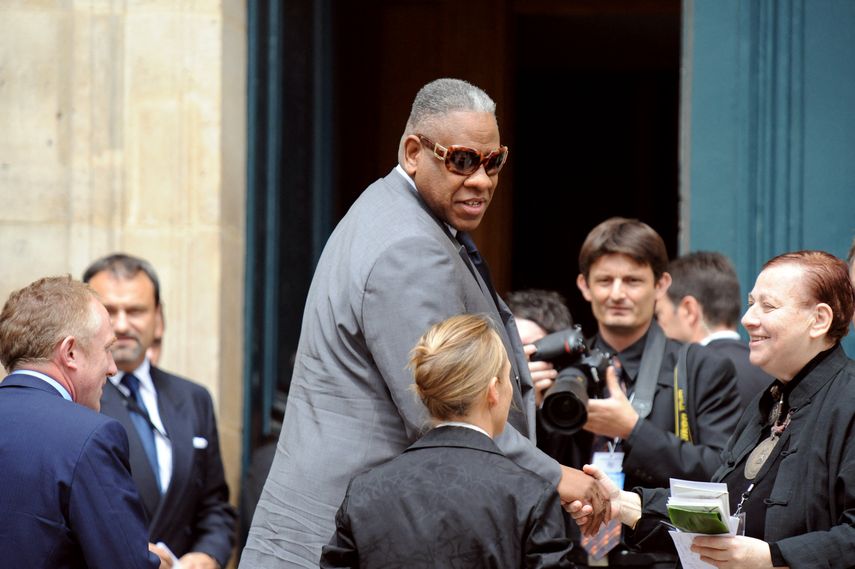 En esta foto de archivo tomada el 5 de junio de 2008, el editor general de Vogue, Andre Leon Talley, llega a la iglesia de Saint-Roch en París para asistir a la misa fúnebre ofrecida por el padre Roland Letteron para el diseñador de moda Yves Saint-Laurent.&nbsp; &nbsp;