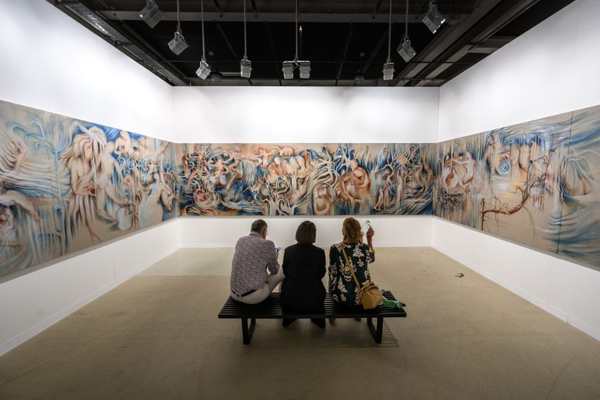 Una obra de la pintora ucraniana Sana Shahmuradova Tanska, titulada Zhai-Liza (ángel), 2024, se exhibe en el stand de la Galería Gunia Nowik durante la feria Art Basel de arte moderno y contemporáneo, celebrada en Basilea el 17 de junio de 2025.