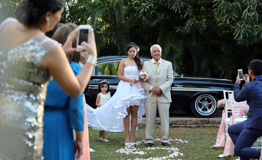 Fotografía del 13 de febrero de 2017, durante una boda organizada por la compañía privada Aires de fiesta, en La Habana.