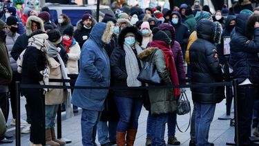 Varias personas esperan en una fila para realizarse a una prueba de COVID-19 en Times Square, Nueva York, el lunes 20 de diciembre de 2021.&nbsp;