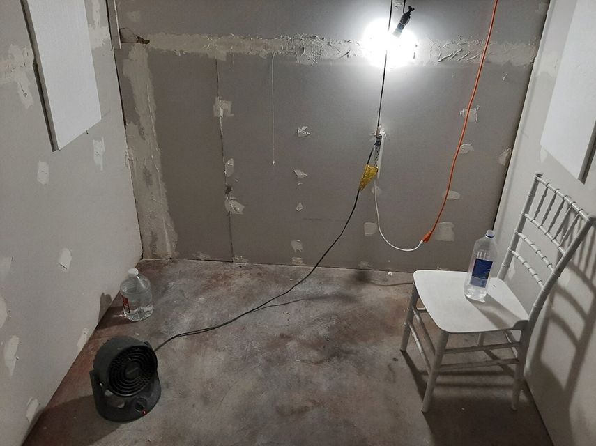 Esta foto sin fecha proporcionada por la oficina de campo de Portland de la Oficina Federal de Investigaciones muestra el interior de una celda de bloques de hormigón improvisada en Klamath Falls, Oregon, presuntamente utilizada por Negasi Zuberi. 