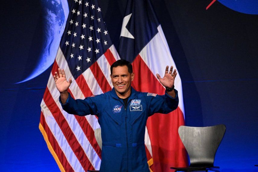 El astronauta de la NASA y especialista de misión Frank Rubio saluda durante una conferencia de prensa en la que se anunció la tripulación de la misión Artemis III en el Centro Espacial Johnson de la NASA, en Houston, Texas, el 9 de junio de 2026.