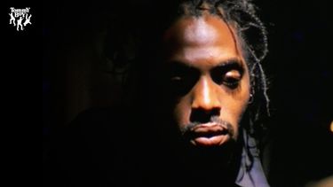 Coolio inició su carrera como rapero en California a finales de la década de los ochenta, pero su fama global llegó en 1995 con la salida de su éxito musical Gangstas Paradise como parte de la banda sonora de la película Dangerous Minds.