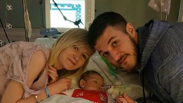 Los padres del bebé Charlie querían someterlo a un tratamiento en los EEUU, pero los médicos británicos dicen que el daño cerebral es irreversible.
