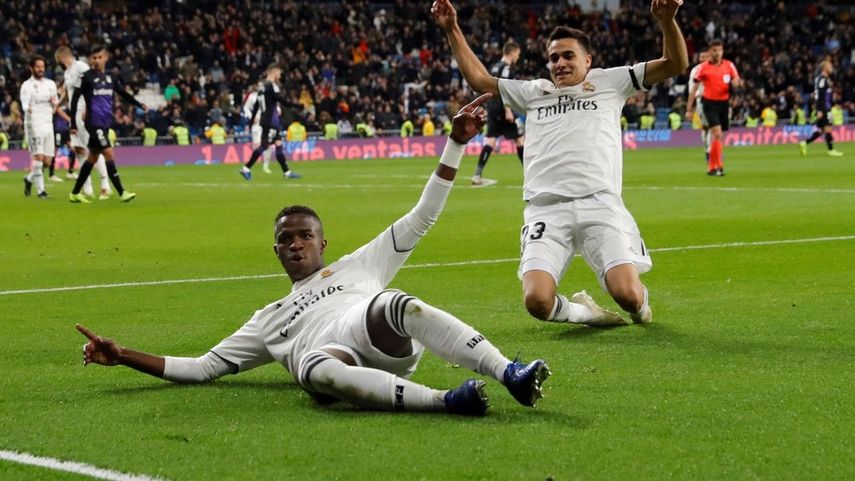 El delantero del Real Madrid Vinicius Jr. (izq.) celebra tras marcar el tercer gol el 19 de enero de 2019 ante el Leganés, durante el partido de ida de los octavos de final de la Copa del Rey&nbsp; en el estadio Santiago Bernabéu, en Madrid.&nbsp;