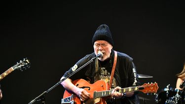 El guitarrista canadiense y ex miembro de los grupos de rock canadienses The Guess Who y Bachman-Turner Overdrive, Randy Bachman, toca con su guitarra Gretsch 6120 Chet Atkins original durante un concierto de amistad Canadá-Japón después de un evento de intercambio de guitarras que coincidió con el Día de Canadá en el Canadian Embajada en Tokio el 1 de julio de 2022.&nbsp;