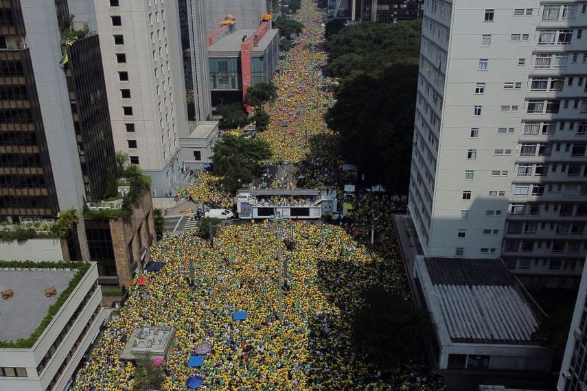 Miles de seguidores del expresidente brasileño Jair Bolsonaro, vestidos de verde y amarillo comenzaron a llegar desde la mañana a la emblemática Avenida Paulista de la megalópolis.