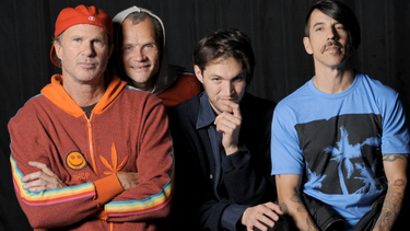 10 a&ntilde;os despu&eacute;s de su marcha, el guitarrista John Frusciante vuelve a Red Hot Chili Peppers en sustituci&oacute;n de Josh Klinghoffer. &nbsp;