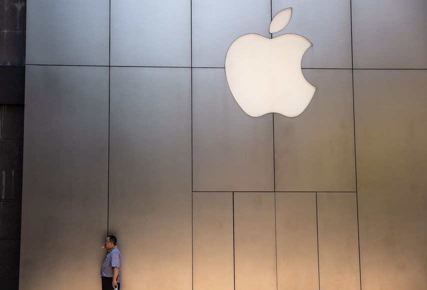Un hombre pasa por delante de una tienda de Apple.&nbsp;