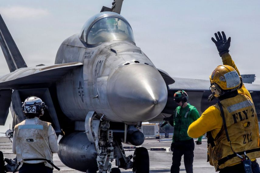 Un avión caza estadounidense F/18 Súper Hornet en el portaaviones Abraham Lincoln.