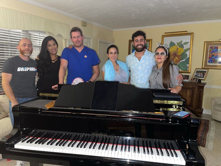 Artistas de la compañía Martí Productions, durante un ensayo del concierto De la zarzuela al bolero.
