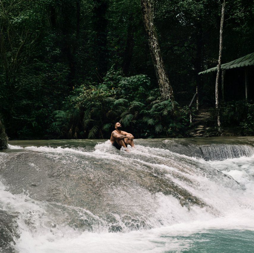 Portada de&nbsp;Buenos Día, nuevo sencillo de Eladio Carrión&nbsp;