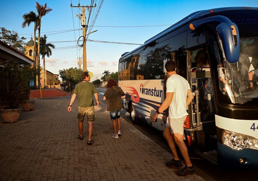 Los turistas llegan a Viñales, provincia de Pinar del Río, Cuba.