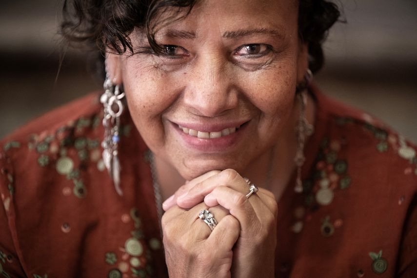 La invitada de honor de la 36ª edición del festival Cinelatino, la actriz, productora, directora, titiritera, profesora, dramaturga, cantante y compositora mexicana Teresa Sánchez posa durante una sesión de fotos en Toulouse, suroeste de Francia, el 18 de marzo de 2024.