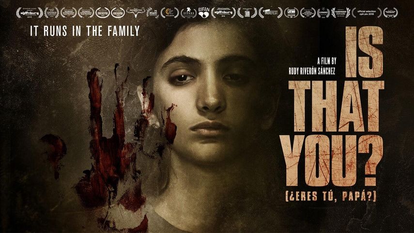 La trama de &iquest;Eres t&uacute;, pap&aacute;? refiere la historia de una adolescente de 13 a&ntilde;os que ve desaparecer a su padre y para intentar encontrarlo utiliza un ritual, el cual no sale como ella espera.