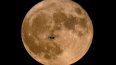 Un avión pasa frente a una superluna, el 13 de julio de 2022, en Milwaukee.&nbsp;