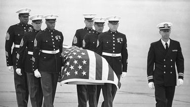 Infantes de marina de EEUU llevan el cuerpo del agente asesinato de la DEA Enrique Camarena Salazar, a su llegada a la base aérea naval de North Island en San Diego. Archivo de marzo 8, 1985.&nbsp;