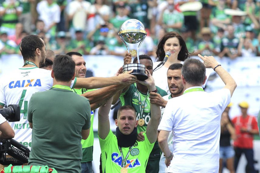 Los jugadores de&nbsp;Chapecoense&nbsp;supervivientes del accidente Neto (izquierda), Jakson Follmann (centro), Alan Ruschel (derecha), recibieron el trofeo de la Copa Sudamericana momentos antes del partido amistoso contra el Palmeiras en Chapecó
