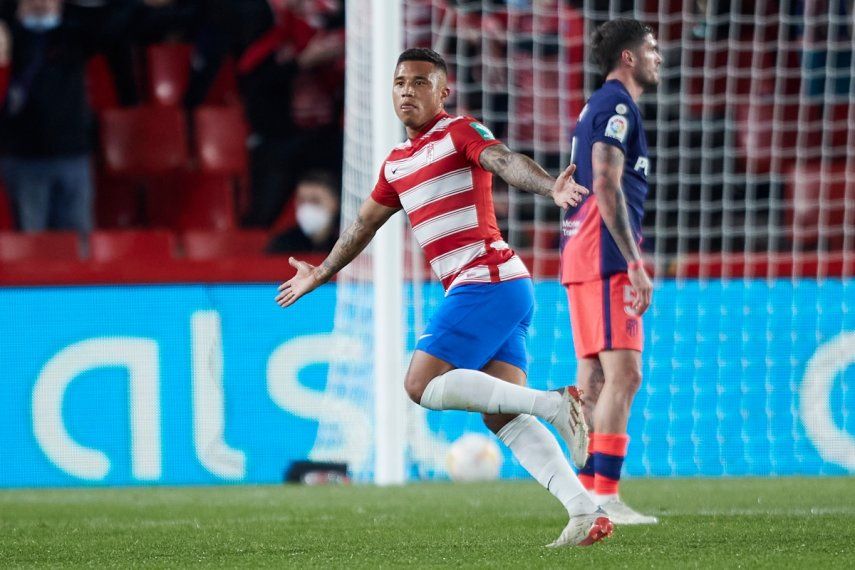 El venezolano Darwin Machis, del Granada, celebra después de anotar el primer gol de su equipo durante el partido de fútbol de la Liga española entre el Granada y el Atlético de Madrid en el estadio Los Cármenes de Granada, España, el miércoles 22 de diciembre de 2021.&nbsp;
