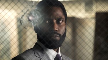 En esta imagen proporcionada por Warner Bros. Entertainment, John David Washington en una escena de Tenet. En su segunda semana de estreno, la pel&iacute;cula&nbsp;recaud&oacute; 6,7&nbsp;millones&nbsp;de d&oacute;lares en cines de EEUU y Canad&aacute;.