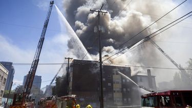 Bomberos de Portland combaten un incendio en un edificio de apartamentos en el centro de Portland, Oregon, el martes 16 de mayo de 2023.&nbsp;