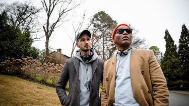 En esta imagen difunida por Lionsgate, los guionistas y directores Christopher Renz, a la izquierda, y Gerard Bush en el plat&oacute; de la pel&iacute;cula Antebellum.&nbsp;