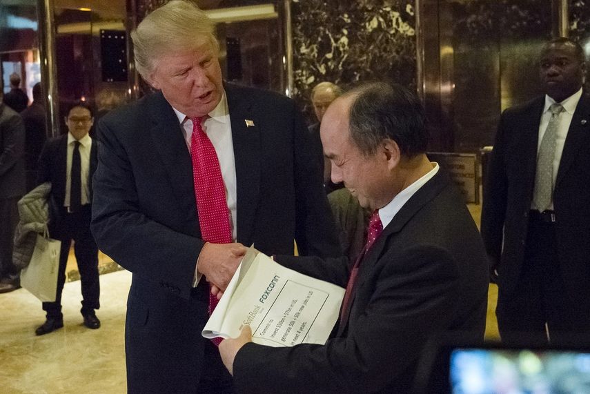 Donald&nbsp;Trump junto al presidente de SoftBank Mobile Corp, Son Masayoshi, tras su encuentro en la&nbsp;Trump&nbsp;Tower de Nueva York