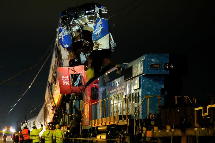 La policía investiga el choque de dos trenes en San Bernardo, Santiago, Chile, el jueves 20 de junio de 2024.