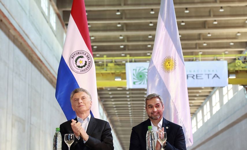 En esta foto provista por la Oficina de Prensa del Gobierno de Paraguay, el presidente de ese pa&iacute;s, Mario Abdo Ben&iacute;tez, derecha, y su hom&oacute;logo argentino, Mauricio Madri, plauden durante la inauguraci&oacute;n de un puente sobre la represa Yacyret&aacute; y que conectar&aacute; a ambos pa&iacute;ses el viernes 23 de agosto de 2019. &nbsp;