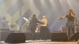 El fan se presentó como Jay from Bombay y durante el (demasiado) tiempo que pasó en el escenario, se acercó repetidamente al micrófono, berreó y se paseó saludando a los músicos y haciendo todo tipo de monerías.