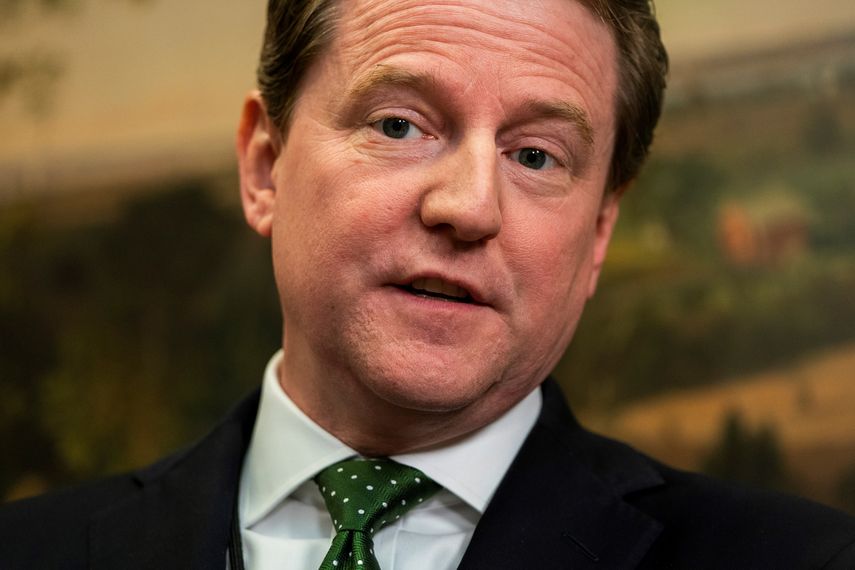 El abogado de la Cámara de Representantes, Don McGahn, escucha al presidente de los Estados Unidos, Donald J. Trump, hablar sobre su cancelación de la cumbre en Singapur con el norcoreano Kim Jong Un en la Sala Roosevelt de la Casa Blanca en Washington, DC, EEUU, el 24 de mayo de 2018.&nbsp;