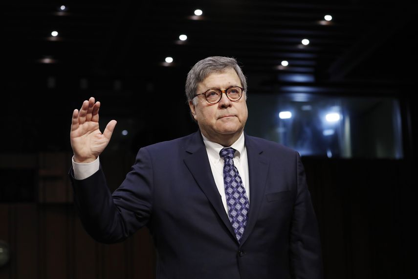 El nominado para fiscal general de EEUU, William Barr, presta juramento ante el Senado.