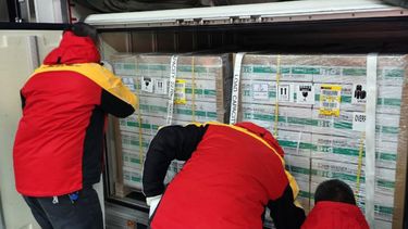 Esta imagen distribuida publicada el 5 de febrero de 2021 por la Presidencia peruana muestra a técnicos en Beijing, China trabajando en un ambiente de temperatura controlada preparando un envío inicial de 300,000 dosis de la vacuna COVID-19 Sinopharm, programada para llegar a Perú el 13 de febrero.