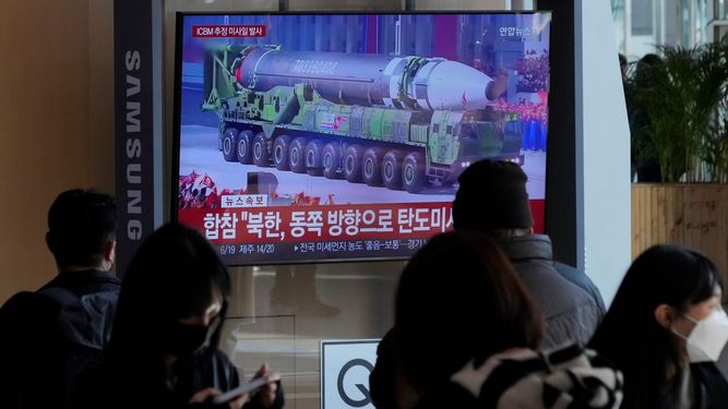 Una pantalla de televisión donde se emite un noticiario muestra una imagen de archivo de un misil norcoreano en un desfile militar, en la estación de tren de Seúl, Corea del Sur, el 18 de noviembre de 2022.&nbsp;