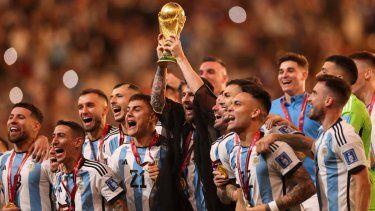 Lionel Messi y los jugadores de la selección de Argentina alzan la copa de la FIFA en el Mundial Catar 2022.