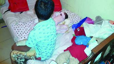 Las edades de los niños menores oscilan desde los dos meses de nacido hasta los once años.