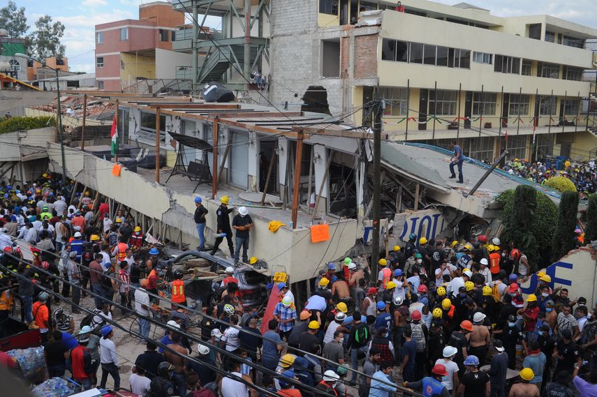 &nbsp;Rescatistas y voluntarios trabajan en las tareas de rescate en el Colegio Enrique Rebsamen hoy, martes 19 de septiembre de 2017, en Ciudad de México (México). &nbsp;