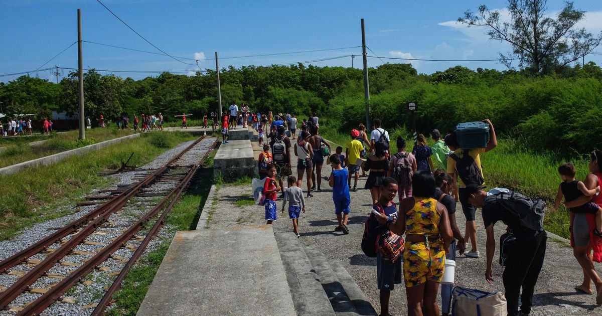 Verano en Cuba: Ir a la playa, tomar alcohol o ver Netflix en una cuenta clandestina si el apagón lo permite
